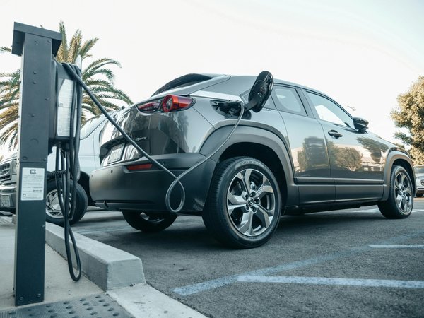 Comment choisir sa voiture électrique en 2025 : les clés essentielles